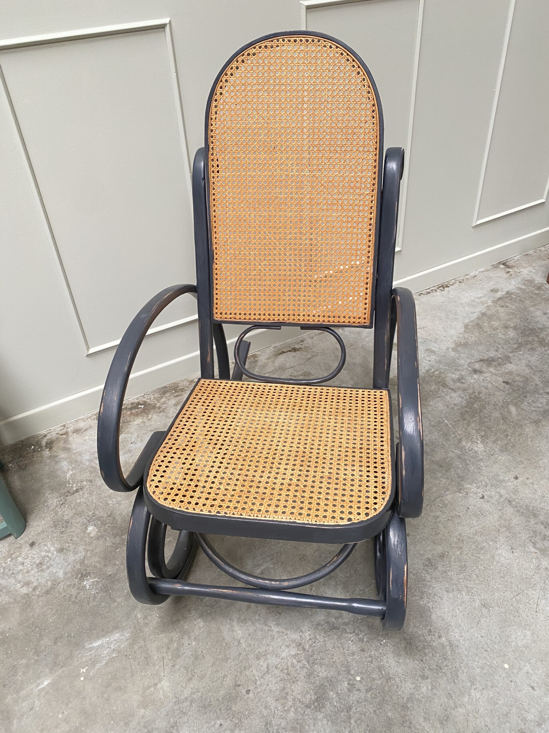 Rocking chair en cannage