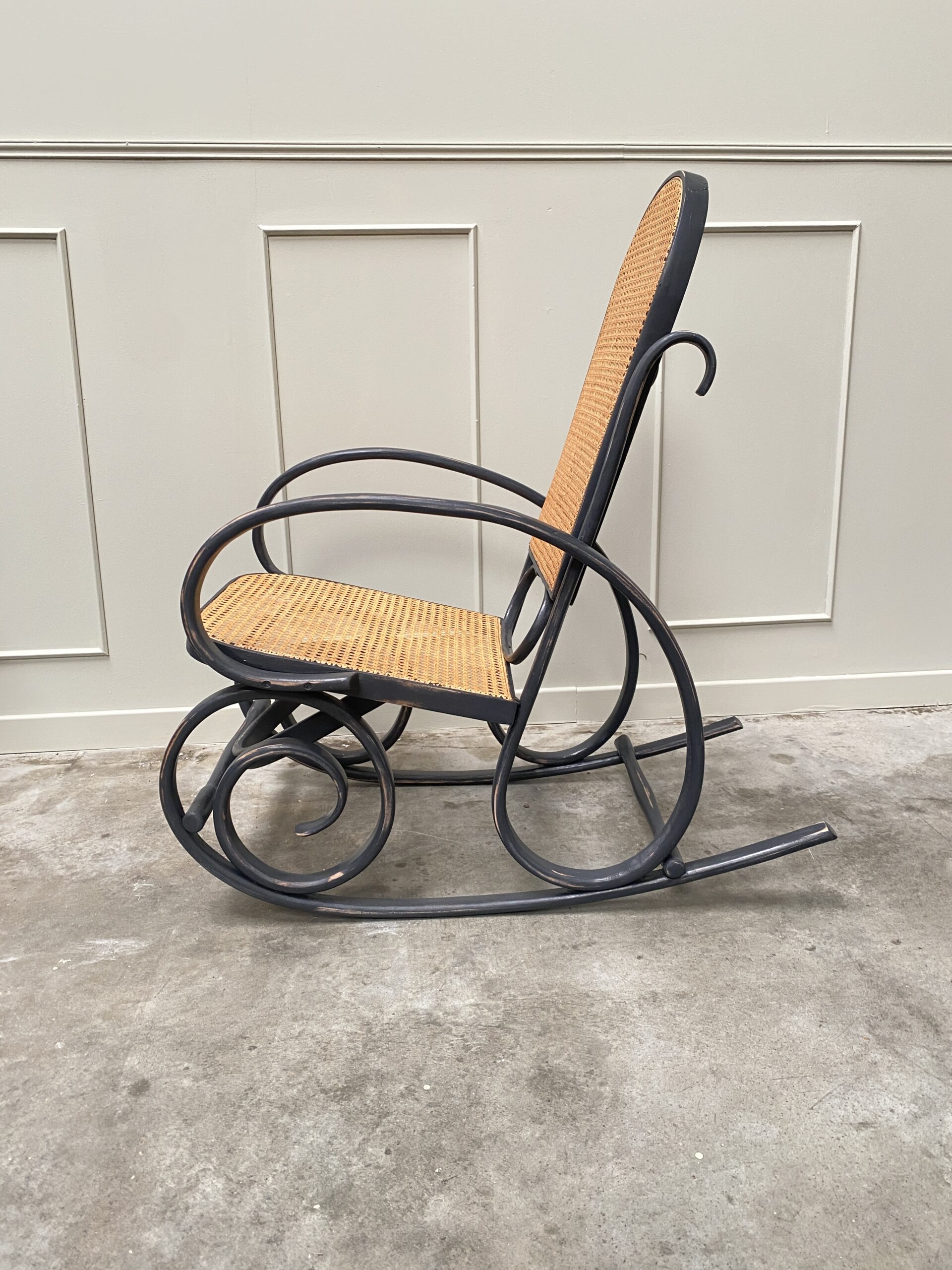 Rocking chair en cannage