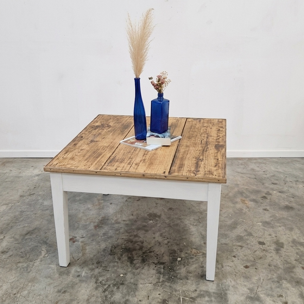 Petite table basse carrée