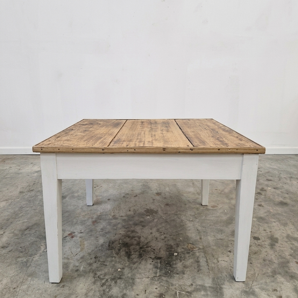 Petite table basse carrée