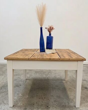 Petite table basse carrée