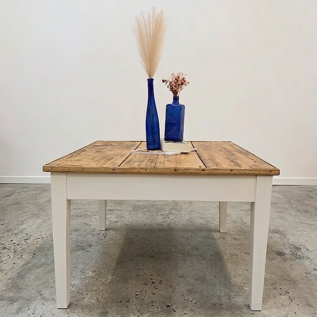 Petite table basse carrée