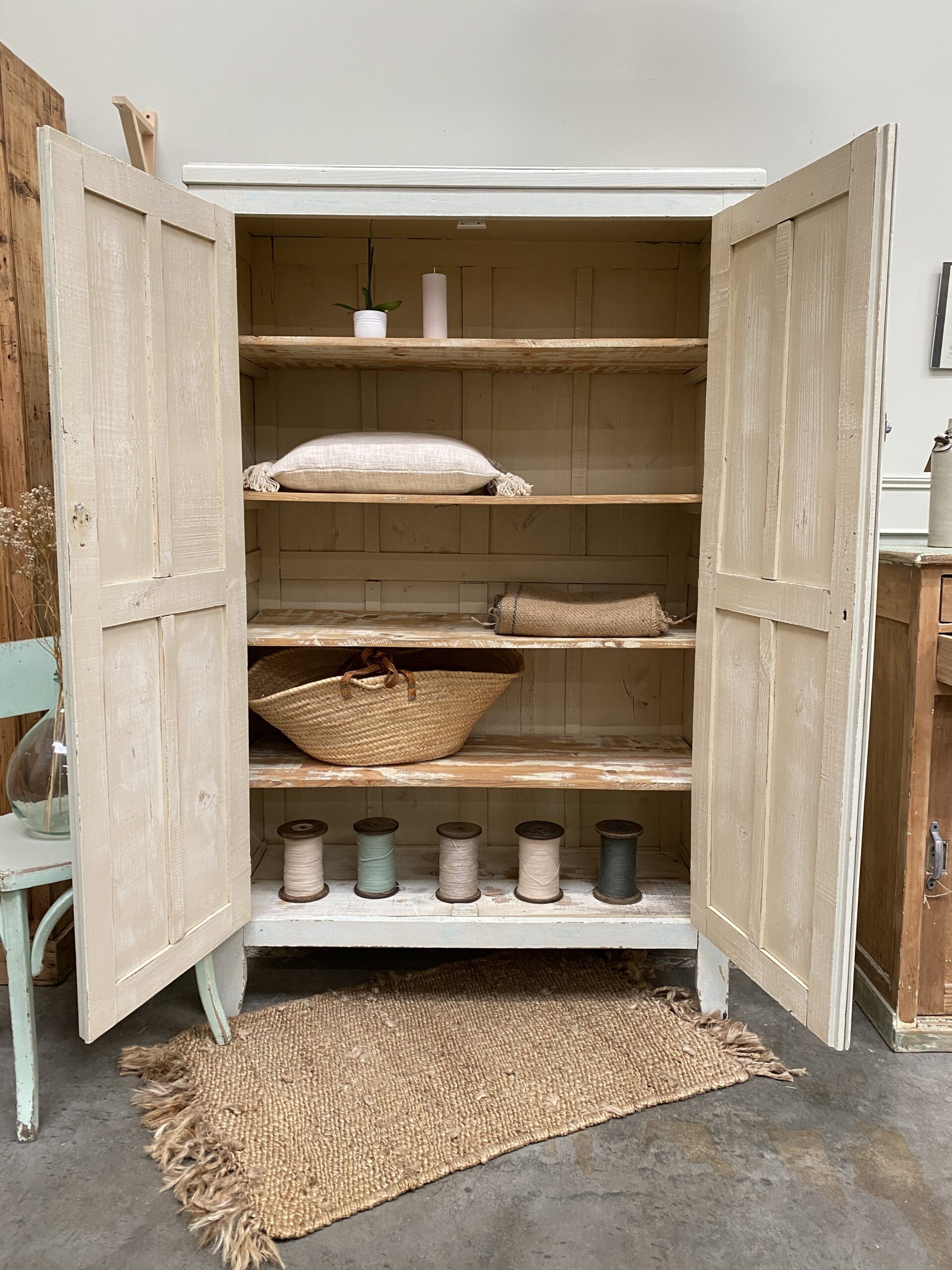 Armoire en bois massif