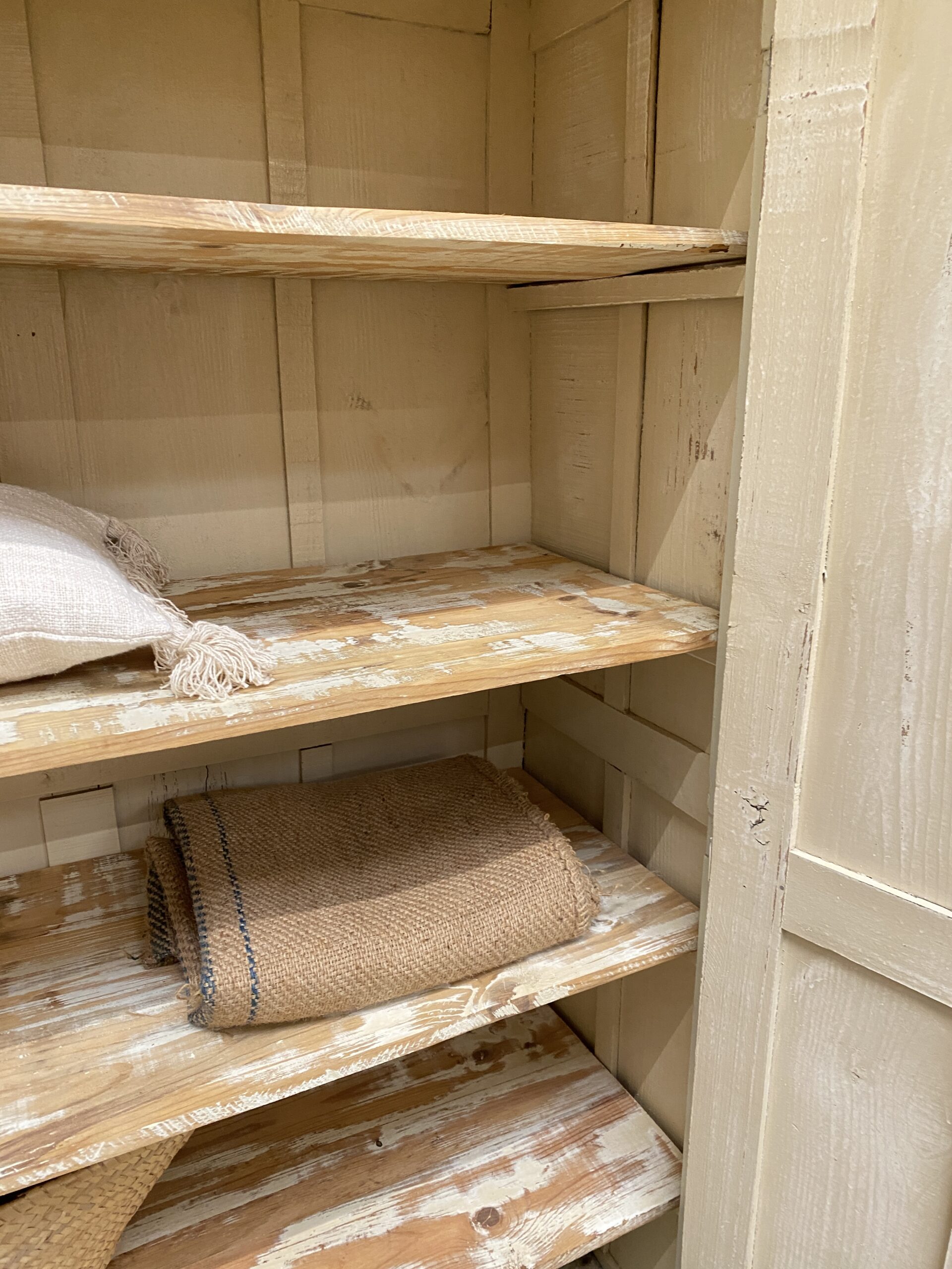 Armoire en bois massif