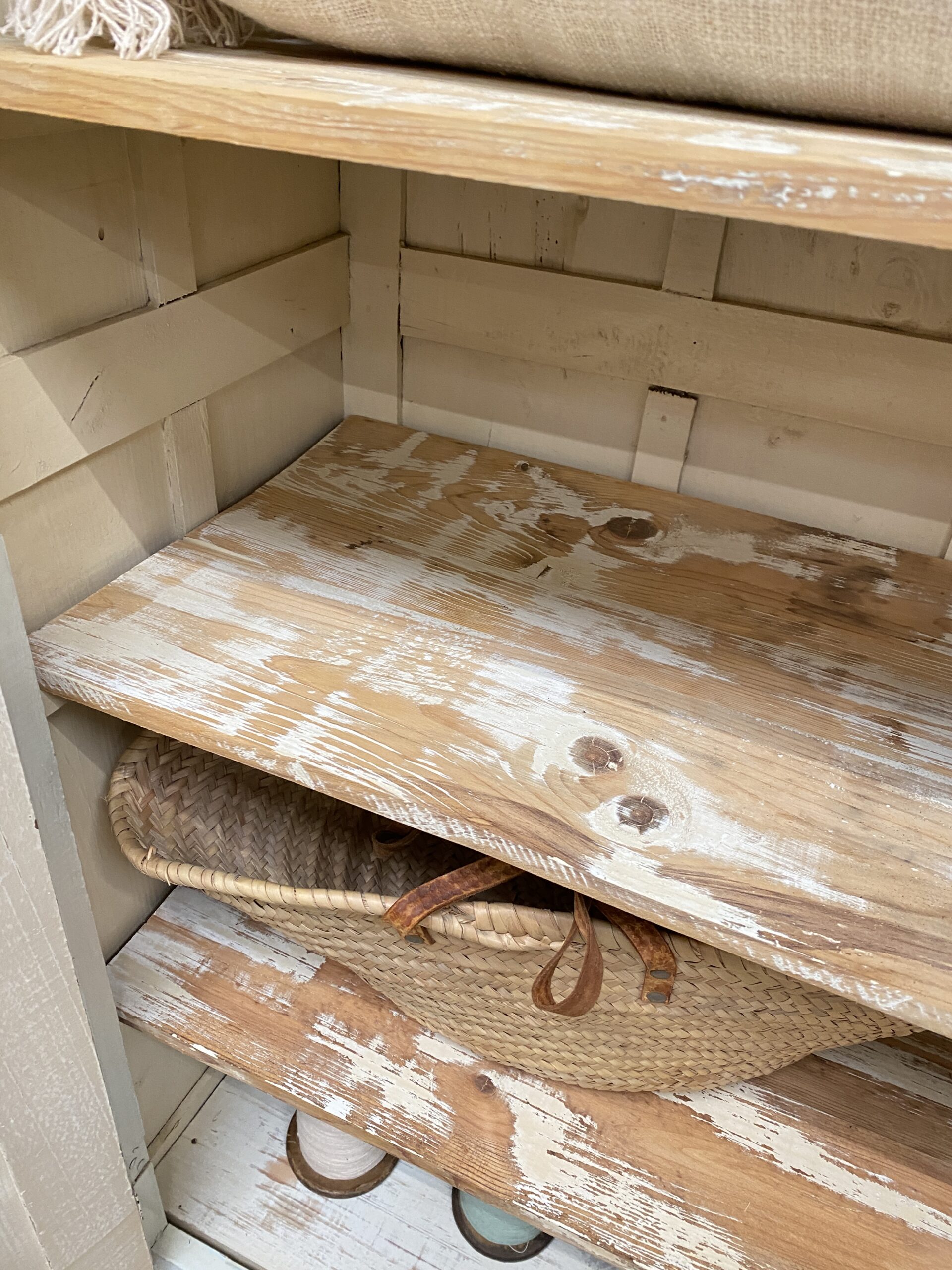 Armoire en bois massif