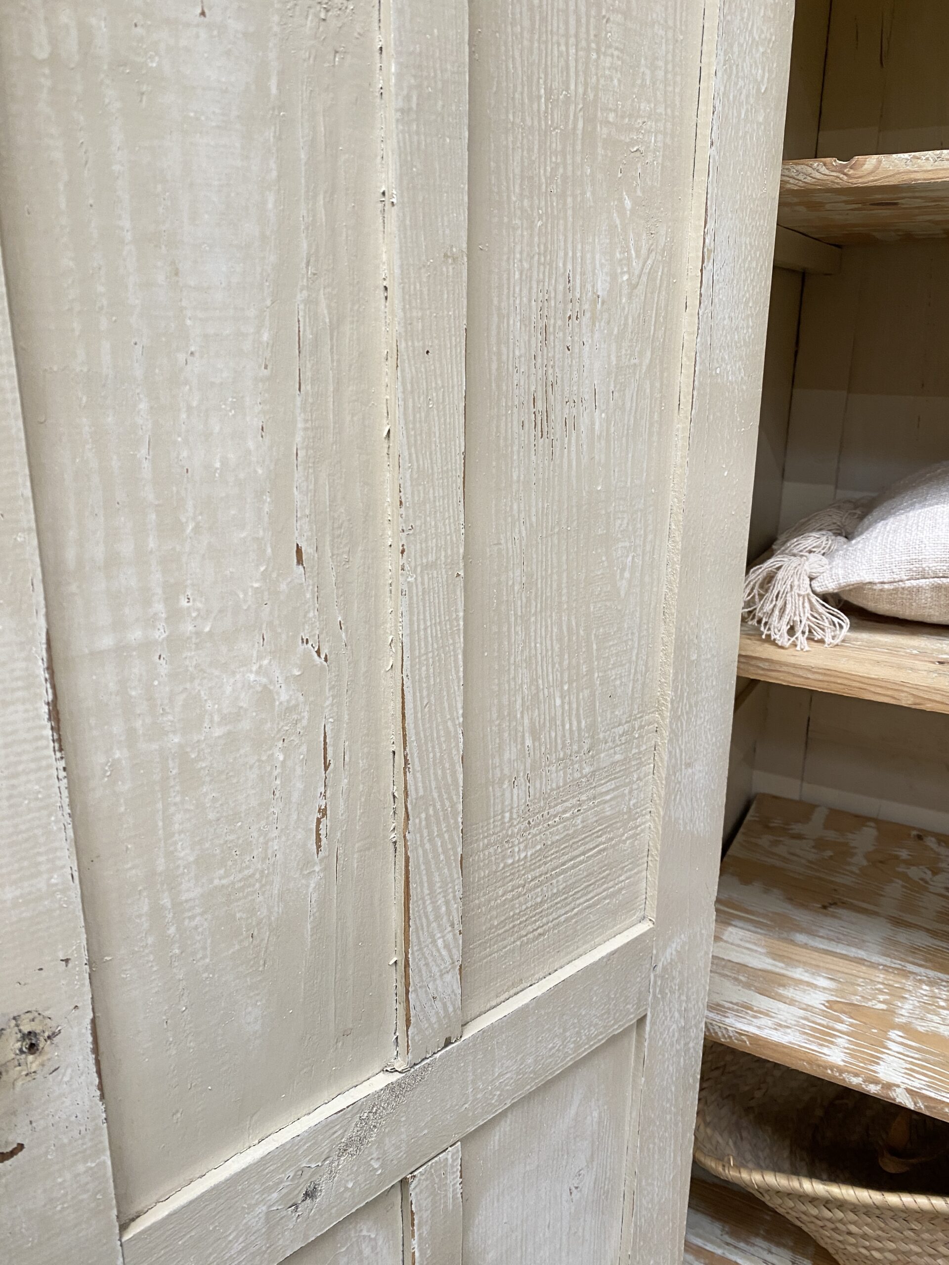 Armoire en bois massif
