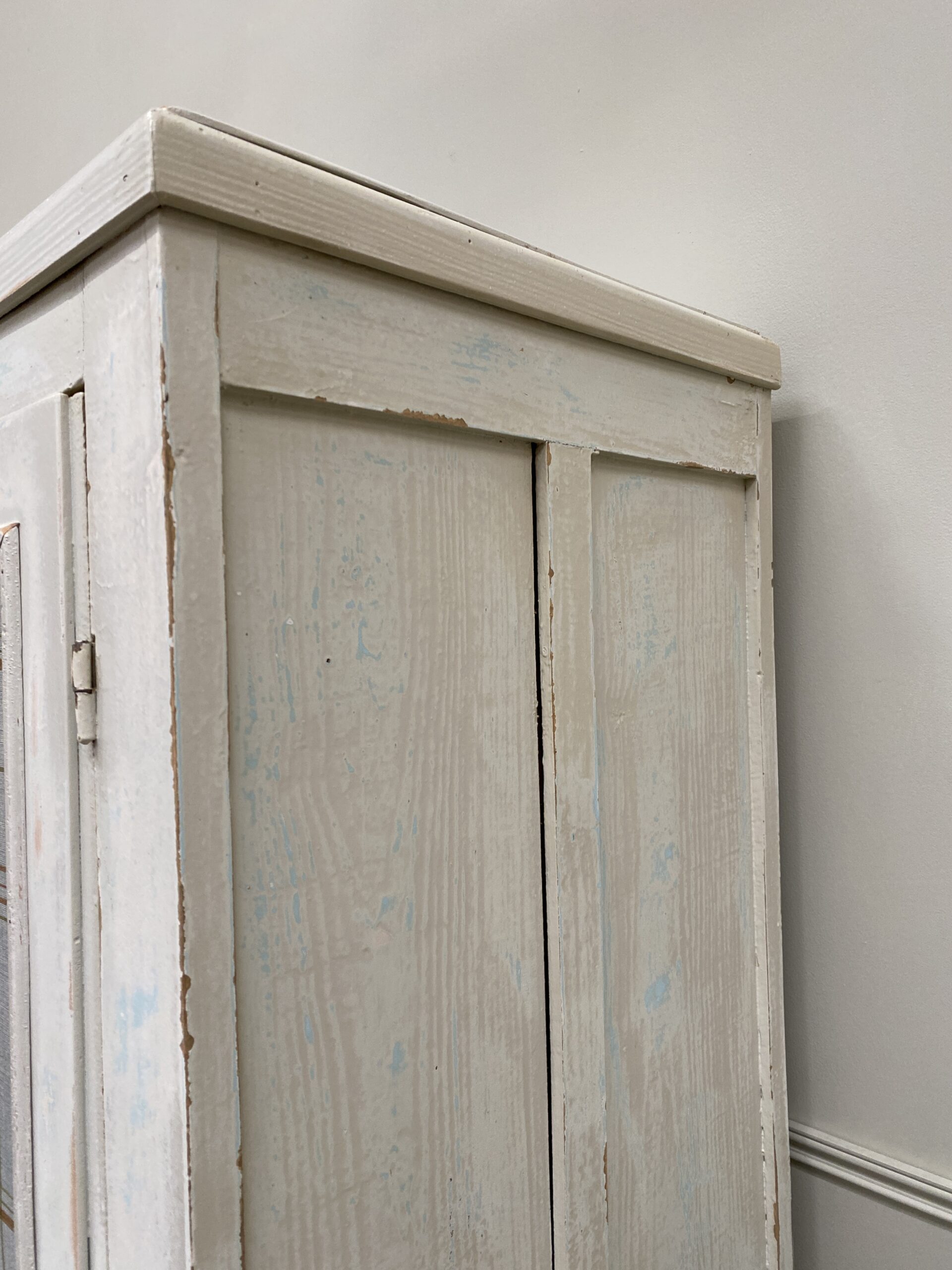 Armoire en bois massif