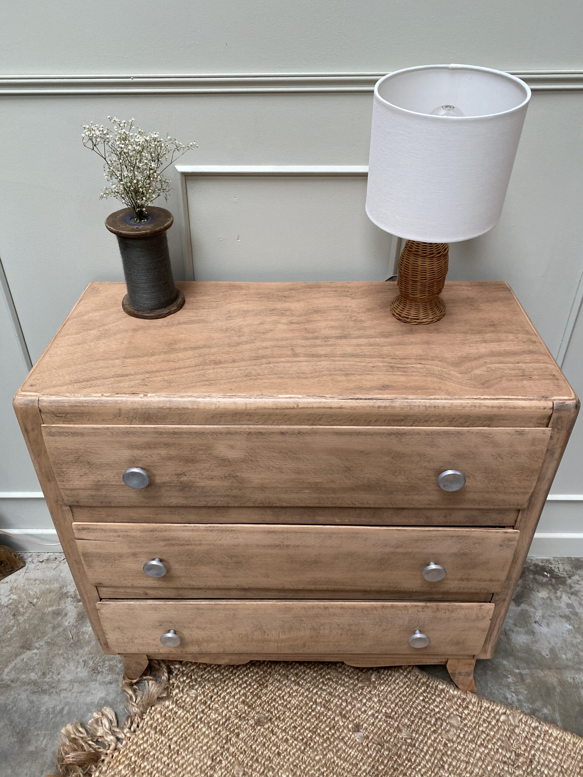 Commode pieds moustache