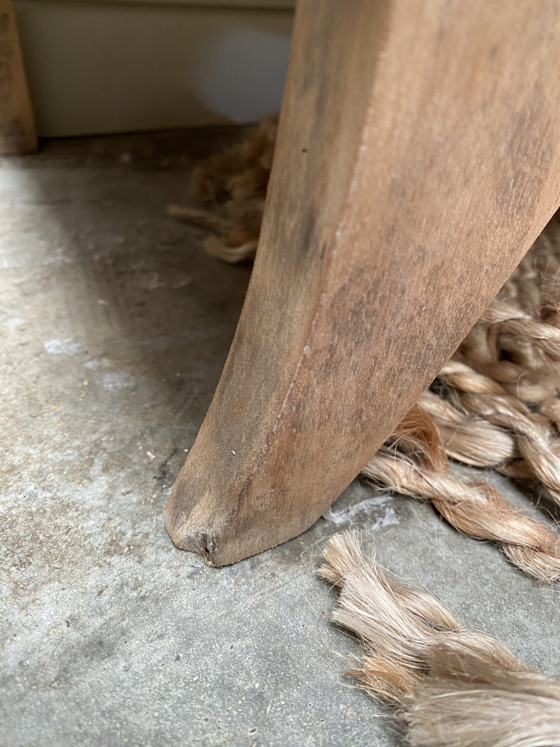Commode pieds moustache