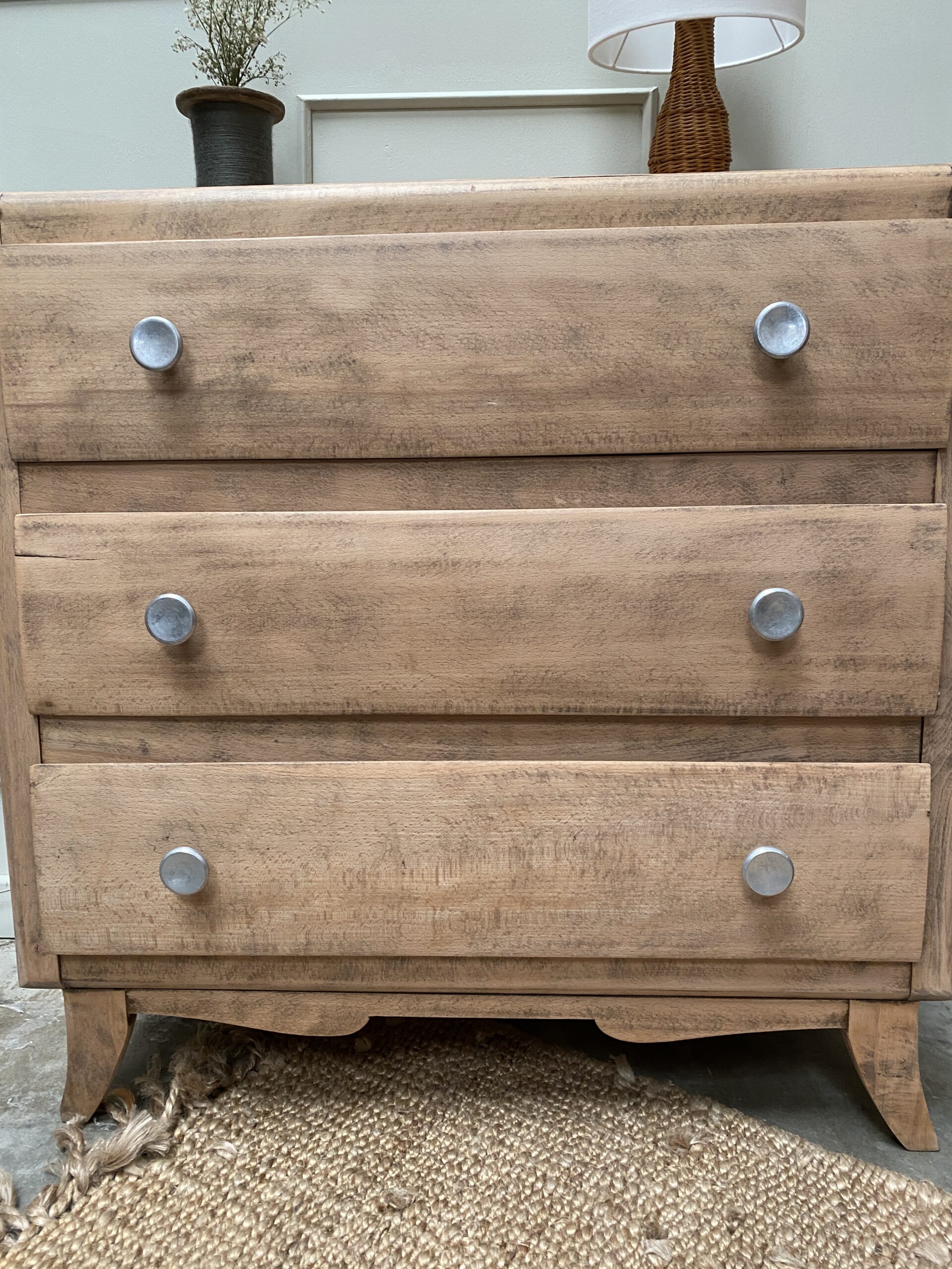 Commode pieds moustache