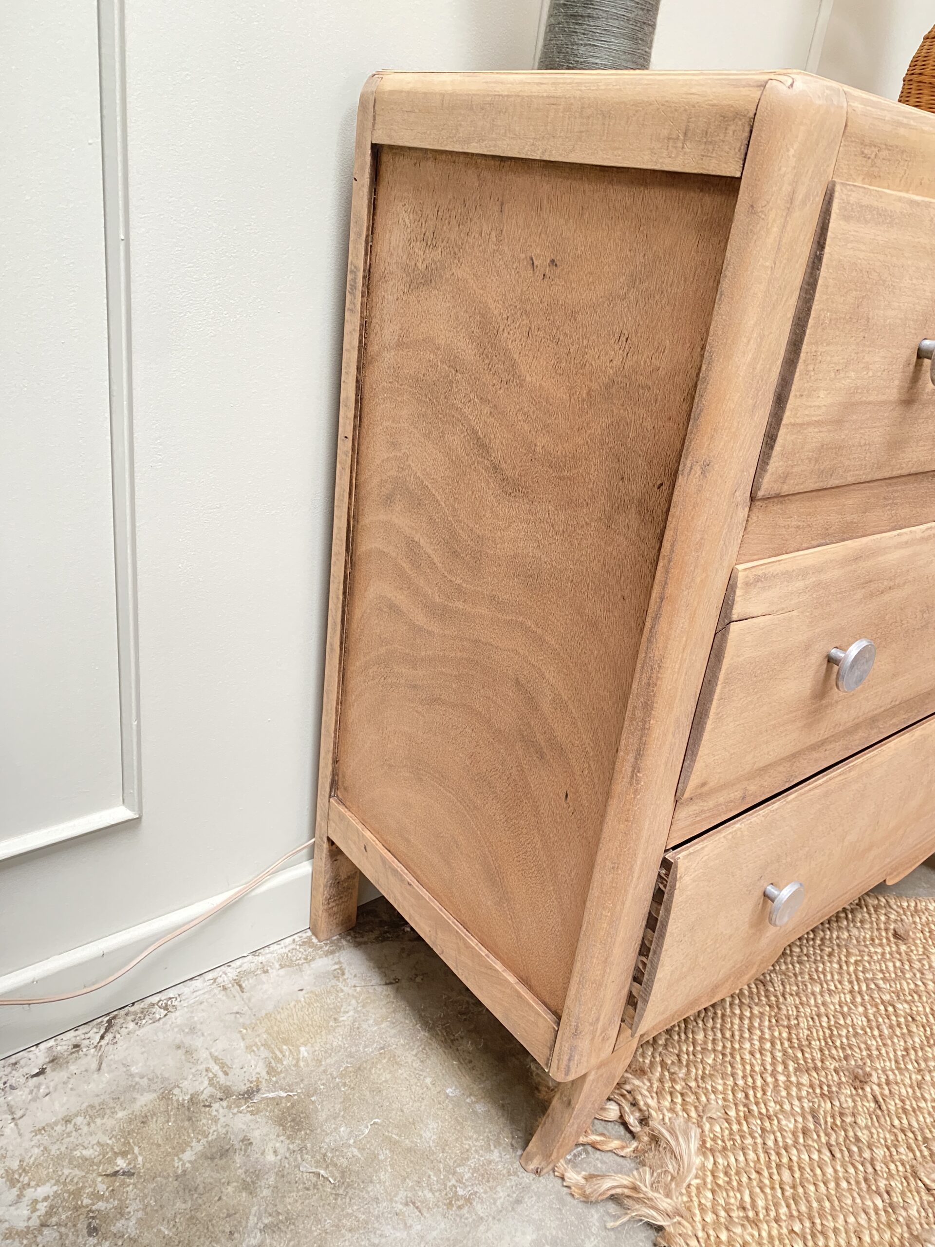 Commode pieds moustache