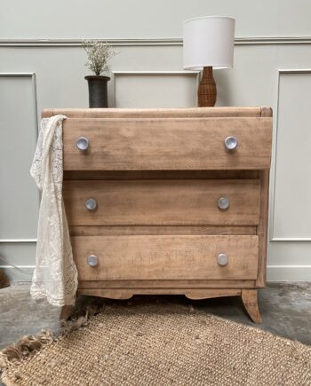 Commode pieds moustache