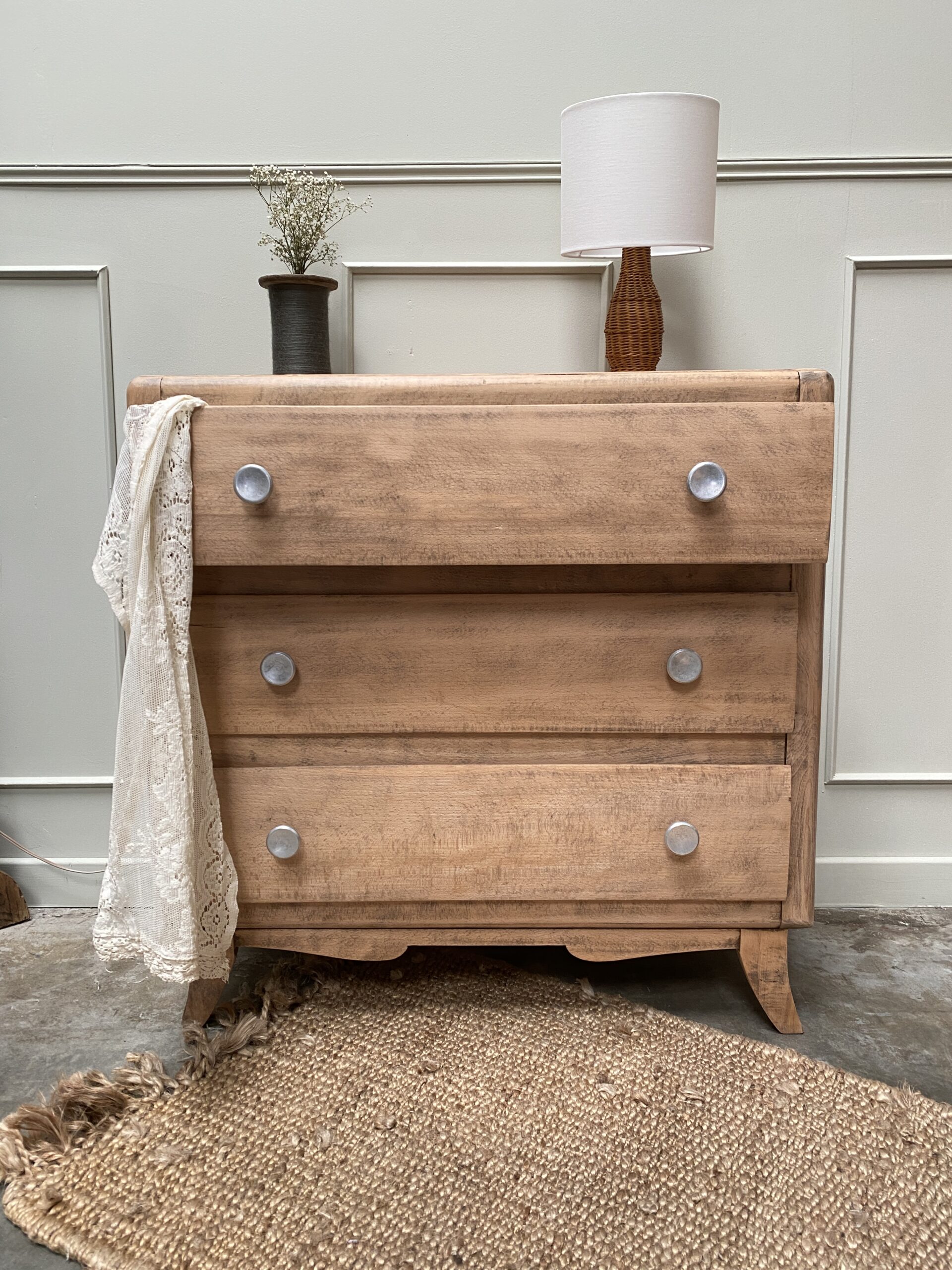 Commode pieds moustache